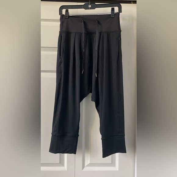 Lululemon yoga crops - Picture 1 of 4